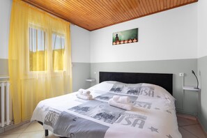 2 bedrooms, iron/ironing board, bed sheets - Holiday Home 6 with Mountain View, Air Conditioning (Reynes)