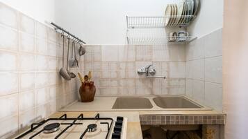 Kühlschrank, Herdplatte, Wasserkocher mit Kaffee-/Teezubehör