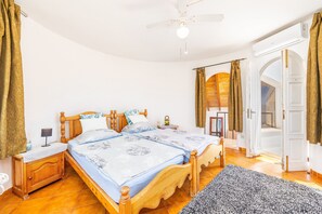 2 habitaciones, escritorio, tabla de planchar con plancha y wifi gratis 