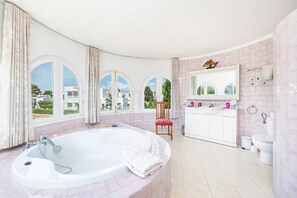 Douche, articles de toilette gratuits, sèche-cheveux