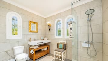 Dusche, kostenlose Toilettenartikel, Haartrockner, Handtücher