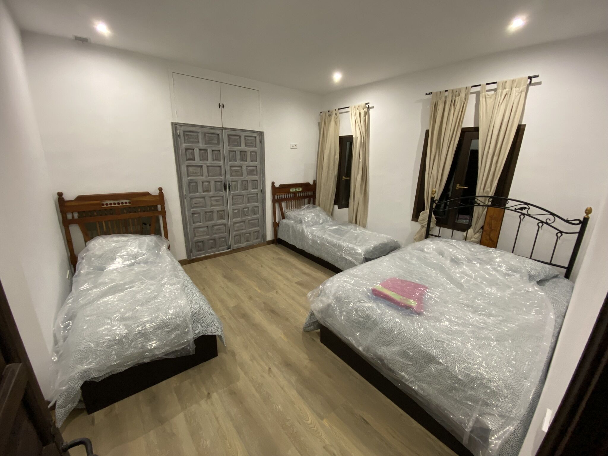 6 chambres, bureau, fer et planche à repasser, lit parapluie