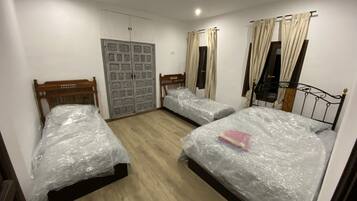 6 chambres, bureau, fer et planche à repasser, lit parapluie