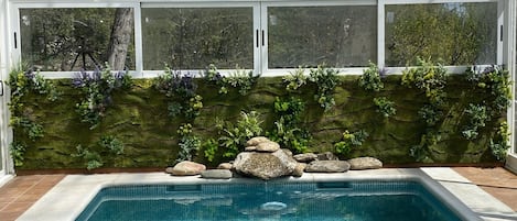 Una piscina techada, una piscina climatizada