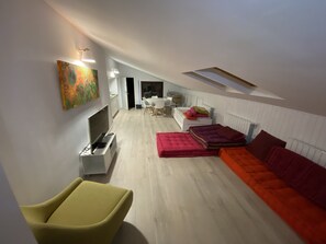 Smart TV, fireplace, video games, table football - Large family country house in Rascafría,1 h from Madrid, 12 to 24 people (Rascafría)