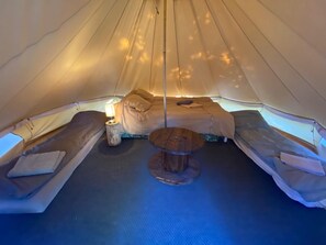 6 slaapkamers, een bureau, een strijkplank/strijkijzer, reisbedje