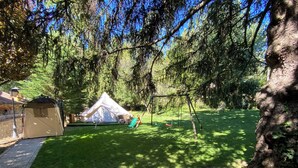 A tent set up in a grassy area with a swing set nearby. - Large family country house in Rascafría,1 h from Madrid, 12 to 24 people (Rascafría)