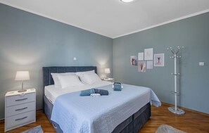 3 bedrooms, in-room safe, free WiFi, bed sheets