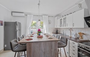 Kjøleskap, ovn, kokeplater og oppvaskmaskin