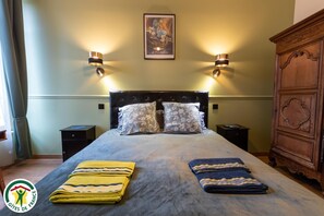 Cuna de viaje, wifi gratis y ropa de cama