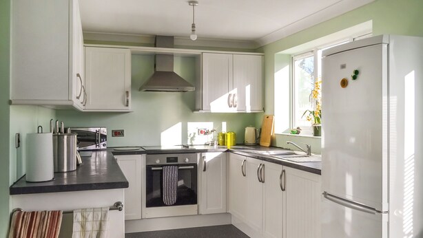 A modern kitchen with white cabinets, a stainless steel oven, and a refrigerator. - 4 bedroom accommodation in Boston (Boston)