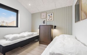 4 bedrooms, travel cot, free WiFi - Cozy home in Hemmet with WiFi (Hemmet)