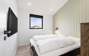 4 bedrooms, travel crib, free WiFi - Cozy home in Hemmet with WiFi (Hemmet)