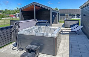 Outdoor spa tub - Cozy home in Hemmet with WiFi (Hemmet)