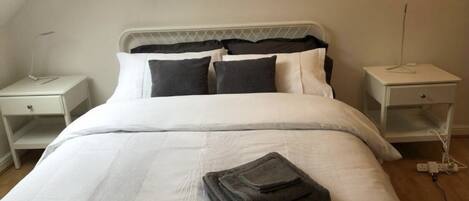 1 soverom, safe på rommet, wi-fi (inkludert) og sengetøy