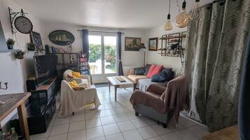 Smart TV, table football, stereo