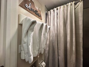 Handtücher, Seife, Shampoo, Toilettenpapier