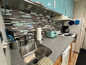 Kylskåp, mikrovågsugn, ugn och spishäll