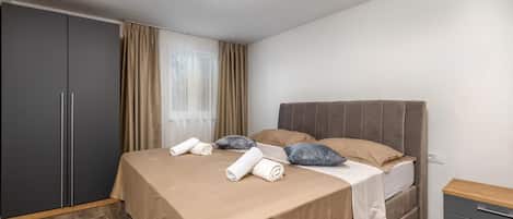 2 bedrooms, travel cot, free WiFi, bed sheets
