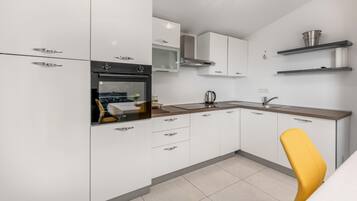 Fridge, oven, stovetop, dishwasher