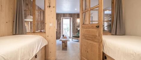 4 slaapkamers, een strijkplank/strijkijzer, reisbedje, beddengoed