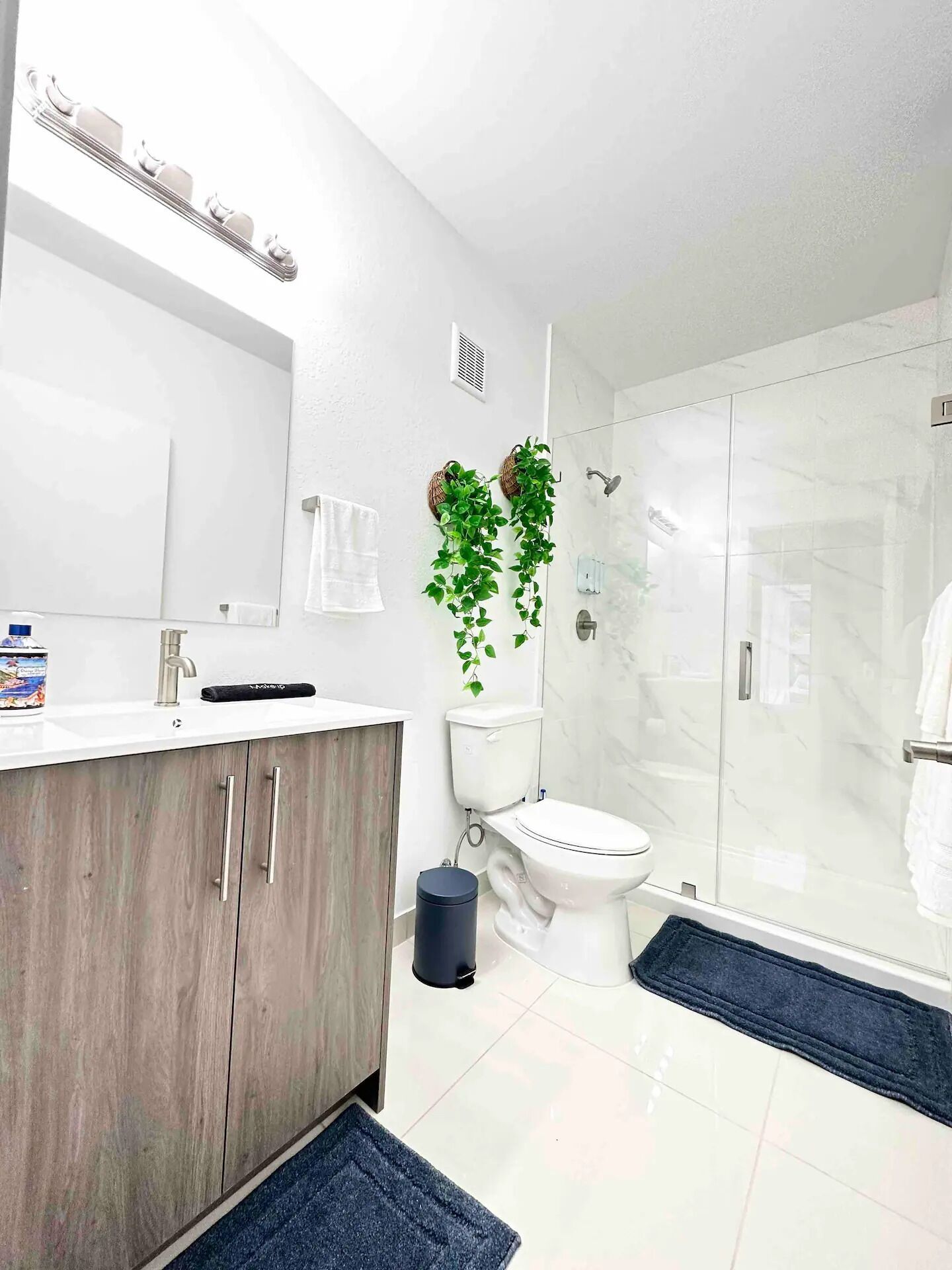 Dusj, hårføner, håndklær og såpe