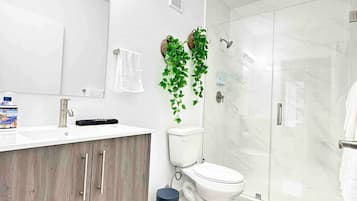 Dusj, hårføner, håndklær og såpe