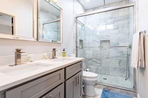 Hair dryer, towels - Southtown 3BR Pool & Playset—Riverwalk—BBQ—Firepit (San Antonio)
