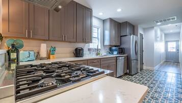 Een koelkast, een microgolfoven, een oven, een kookplaat