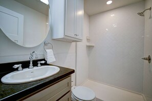 Haartrockner, Handtücher, Seife, Toilettenpapier