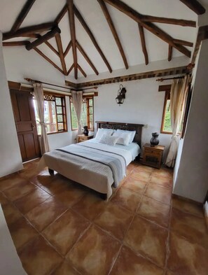 5 bedrooms, iron/ironing board, WiFi, bed sheets