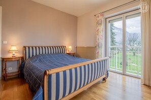 4 habitaciones, tabla de planchar con plancha y cuna de viaje 