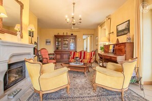 Smart TV, chimenea, reproductor de DVD y estéreo 