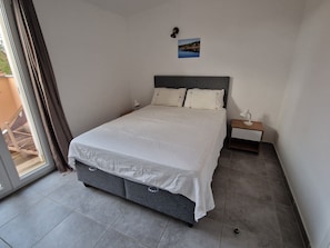 1 chambre, coffres-forts dans les chambres, fer et planche à repasser