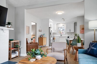 Buckroe Beach House ~ Walk to Beach / Only 3 Blocks! Close to VA Hospital!