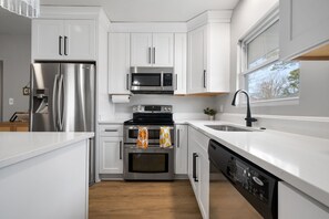 Geladeira, micro-ondas, fogão, cooktop