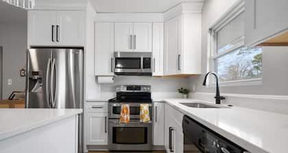 Buckroe Beach House ~ Walk to Beach / Only 3 Blocks! Close to VA Hospital!