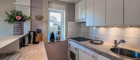 Réfrigérateur, un four, surface de cuisson, lave-vaisselle