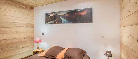 5 quartos, ferros/tábuas de passar roupa, berço de viagem