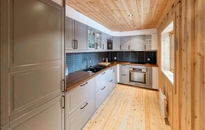 Fridge, oven, stovetop, coffee/tea maker - 2 bedroom nice home in Aust- Torpa (Aust- Torpa)