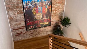 Eine Treppe mit einer Ziegelwand und einem Poster mit der Aufschrift "Vor 20 Jahren heute", auf dem eine Gruppe von Menschen abgebildet ist.