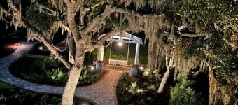 Luxury waterfront home and event space minutes from Savannah & Tybee beaches.