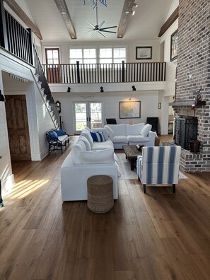 Smart-TV, Kamin, Bücher, Drucker