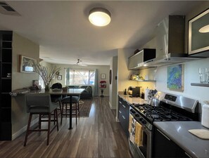 Fridge, microwave, oven, stovetop - North Mountain home by trailheads (Phoenix)