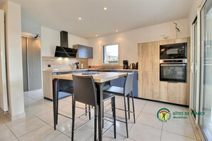 Fridge, microwave, oven, stovetop - TY Moncher Côté Jardin (PLOUHINEC)
