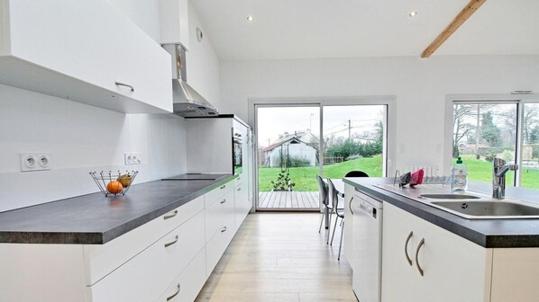 Fridge, oven, stovetop, dishwasher - Le 41 - Peaule - Gîte (PEAULE)