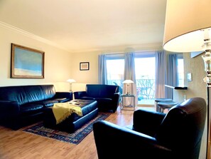 Living area - Central Palm Springs 1 Bedroom Condo with Pool (Palm Springs)