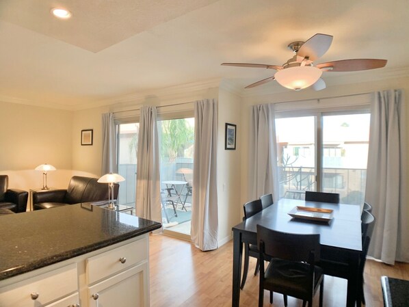 Dining - Central Palm Springs 1 Bedroom Condo with Pool (Palm Springs)