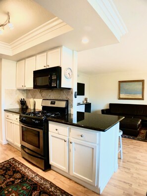 Private kitchen - Central Palm Springs 1 Bedroom Condo with Pool (Palm Springs)