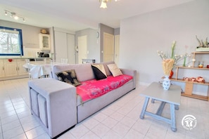 Een televisie en boeken